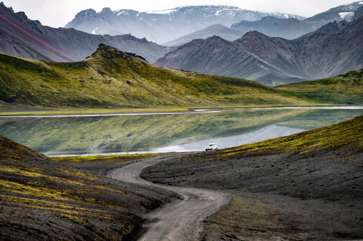 4x4-Jeep auf der F208-Route in Island im Hochland