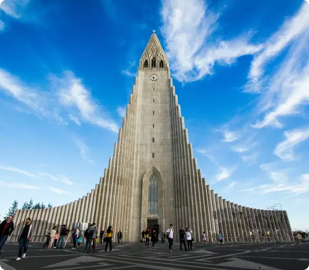 Touristen an der Hallgrímskirkja in Reykjavik – Sinnbild unserer Werte: Ehrlichkeit und Transparenz seit 2013.