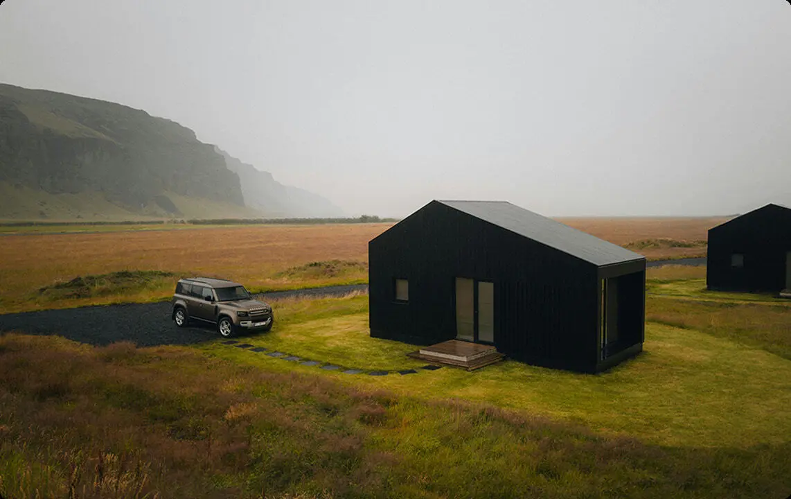 Ein Mietwagen, geparkt in einer nebligen, grasbewachsenen Landschaft nahe Reykjavik, ist die perfekte Wahl für eine Island-Erkundung. Ideal für Fahrten entlang der Ringstraße, Besuche der Blauen Lagune und Erkundungen des Stadtzentrums von Reykjavik – mit unbegrenzter Kilometerzahl, kostenloser Stornierung und attraktiven Angeboten von vertrauenswürdigen Anbietern.