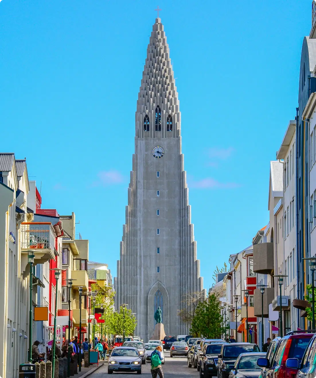 Der ikonische Hallgrímskirkja-Turm in Reykjavik ragt hoch auf und bietet eine beeindruckende Kulisse für Ihr Mietwagenerlebnis in der Stadt. Egal, ob Sie das Stadtzentrum, die Blaue Lagune oder die Ringstraße erkunden – Sie finden günstige Mietwagenoptionen, wettbewerbsfähige Preise, kostenloses Parken und vertrauenswürdige Anbieter mit beliebten Fahrzeugen wie dem Toyota Land Cruiser.