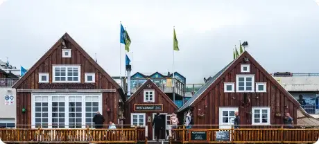 Am Wasser gelegenes, mit Zedernholz verkleidetes Restaurant mit Satteldächern, maritimer Dekoration und bunten Flaggen, gegründet 2013 von Branchenveteranen.