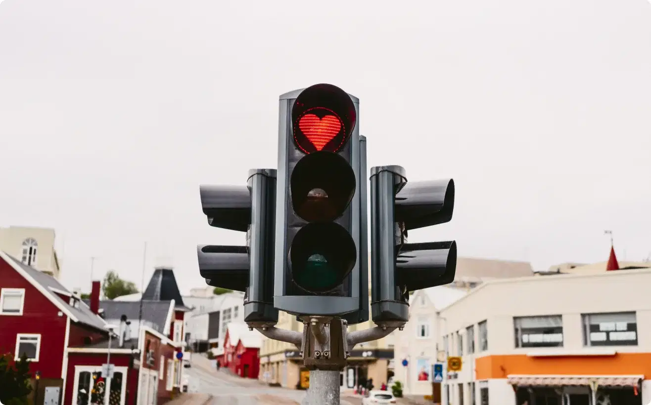 Ampel mit rotem Herzsymbol – ein Sinnbild für die Herzlichkeit und Leidenschaft hinter dem familiengeführten Mietservice von Cars Iceland.
