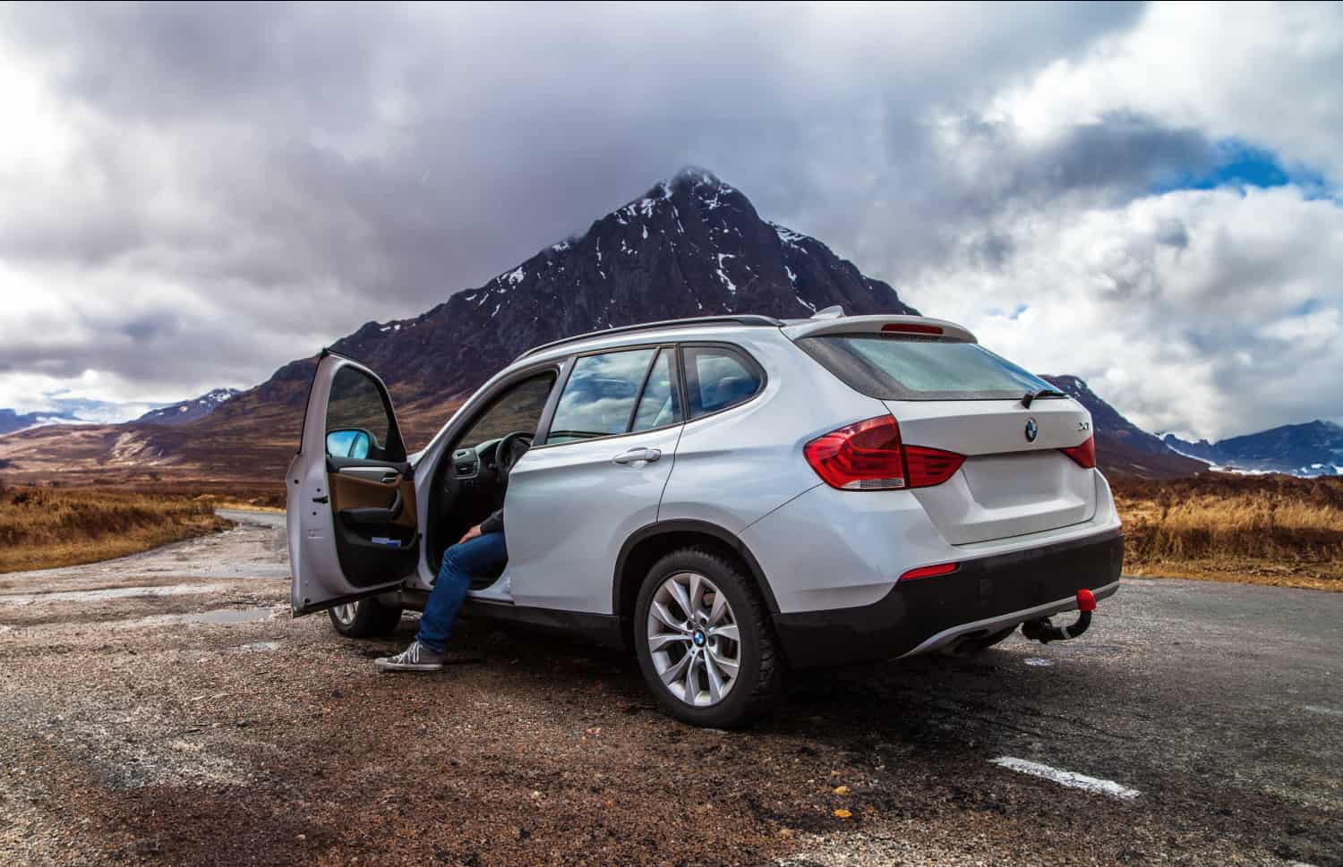BMW X1. Ein stilvolles Mietfahrzeug für Stadtstraßen und Schotterstraßen in Island, das Kraftstoffeffizienz und Komfort für die Erkundung der vielfältigen Landschaften Islands bietet.
