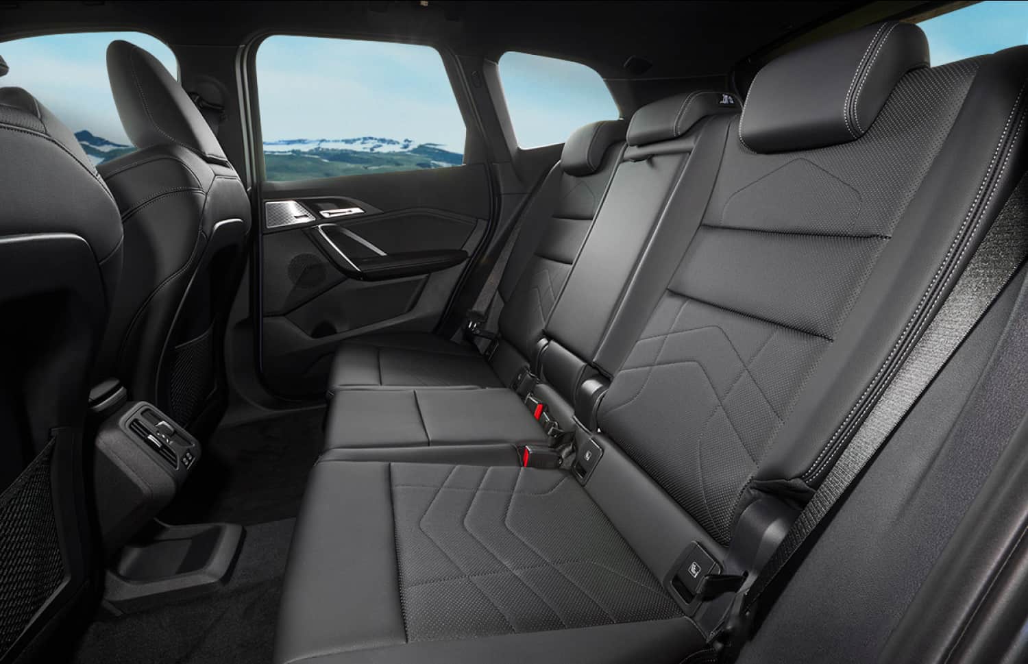 BMW X1. Ein stilvolles Mietfahrzeug für Stadtstraßen und Schotterstraßen in Island, das Kraftstoffeffizienz und Komfort für die Erkundung der vielfältigen Landschaften Islands bietet.