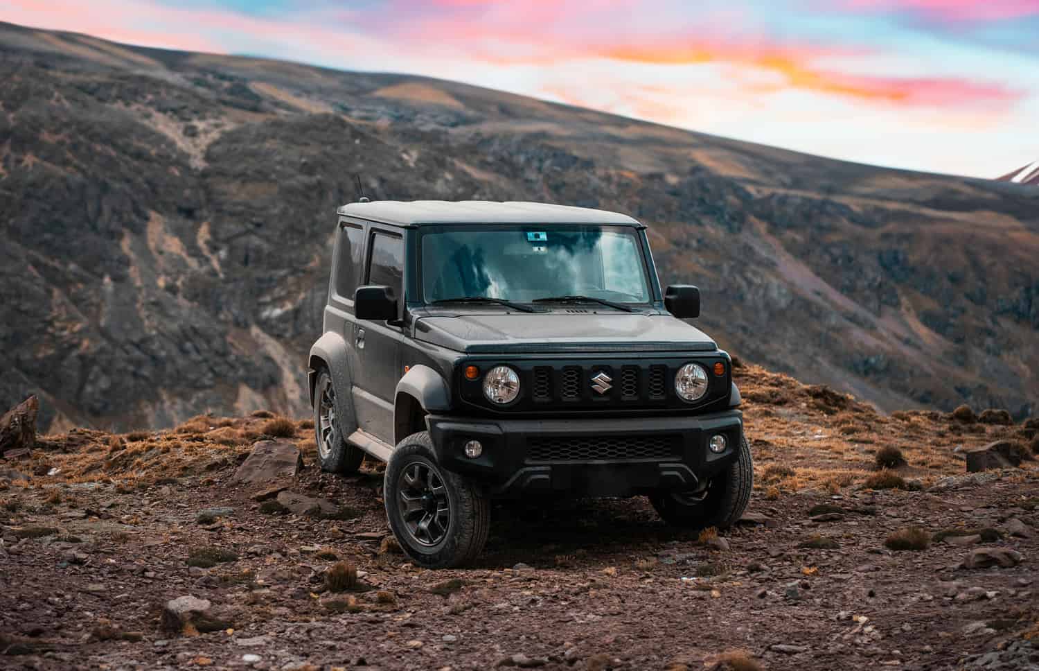 Suzuki Jimny. Dieser kompakte SUV in Island ist ideal für das Erkunden von schwierigem Gelände und abgelegenen Gebieten, und bietet ein aufregendes Offroad-Erlebnis auf den anspruchsvollen F-Straßen Islands.