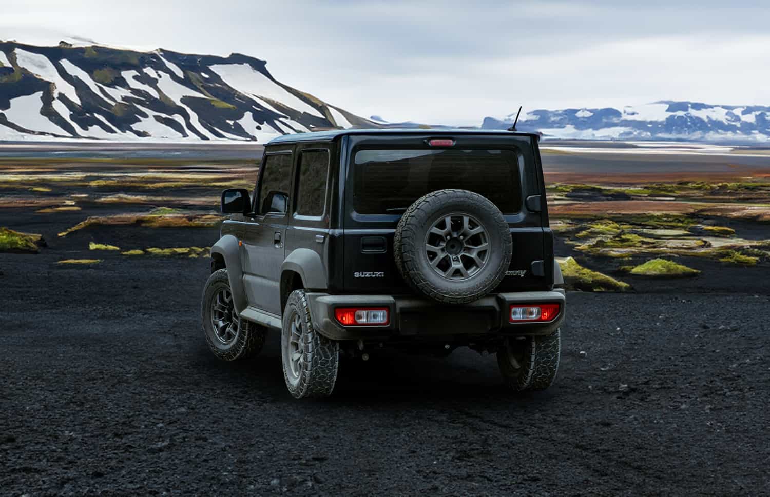 Suzuki Jimny. Dieser kompakte SUV in Island ist ideal für das Erkunden von schwierigem Gelände und abgelegenen Gebieten, und bietet ein aufregendes Offroad-Erlebnis auf den anspruchsvollen F-Straßen Islands.