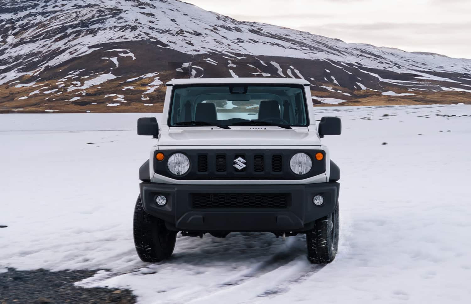 Suzuki Jimny. Dieser kompakte SUV in Island ist ideal für das Erkunden von schwierigem Gelände und abgelegenen Gebieten, und bietet ein aufregendes Offroad-Erlebnis auf den anspruchsvollen F-Straßen Islands.