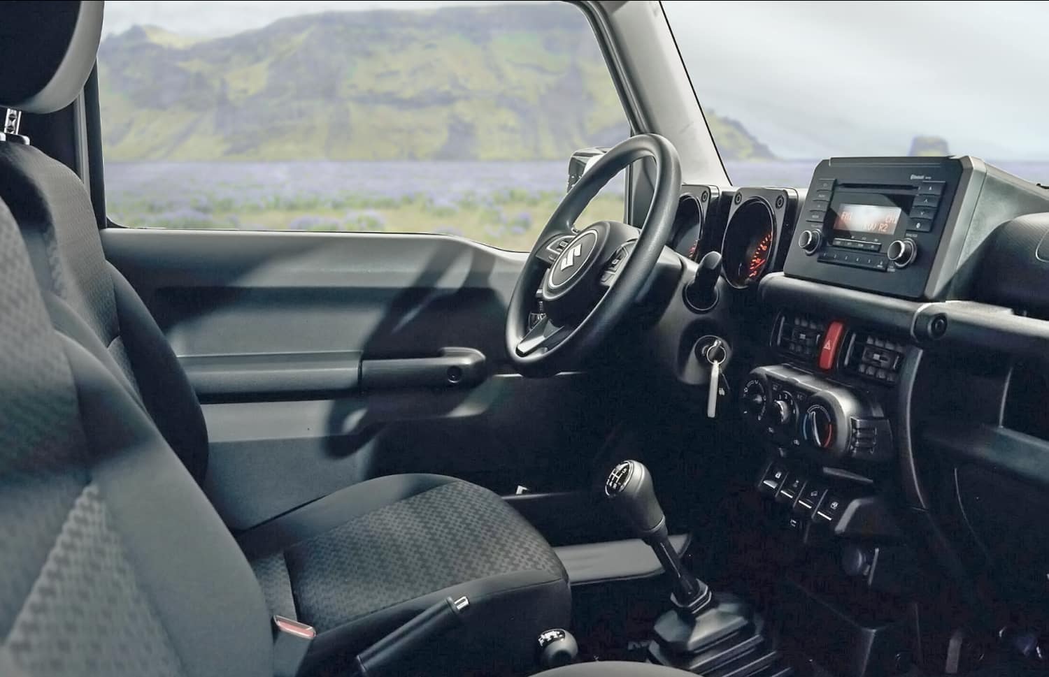 Suzuki Jimny. Dieser kompakte SUV in Island ist ideal für das Erkunden von schwierigem Gelände und abgelegenen Gebieten, und bietet ein aufregendes Offroad-Erlebnis auf den anspruchsvollen F-Straßen Islands.