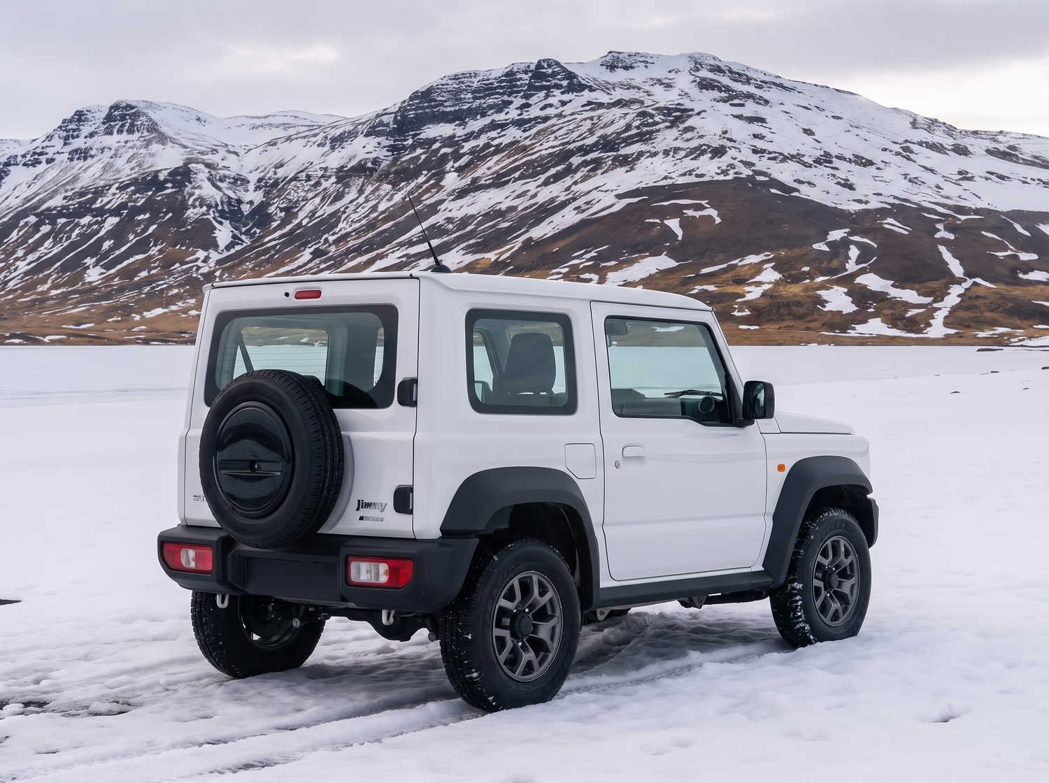 Suzuki Jimny. Dieser kompakte SUV in Island ist ideal für das Erkunden von schwierigem Gelände und abgelegenen Gebieten, und bietet ein aufregendes Offroad-Erlebnis auf den anspruchsvollen F-Straßen Islands.