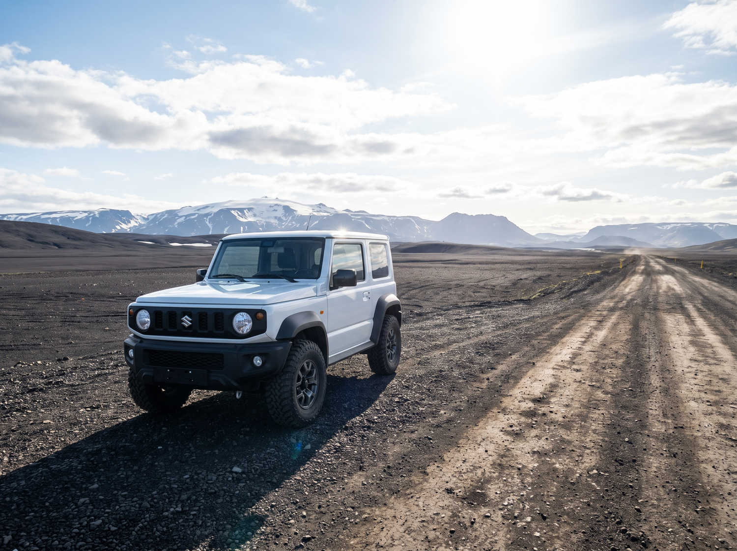 Suzuki Jimny. Dieser kompakte SUV in Island ist ideal für das Erkunden von schwierigem Gelände und abgelegenen Gebieten, und bietet ein aufregendes Offroad-Erlebnis auf den anspruchsvollen F-Straßen Islands.