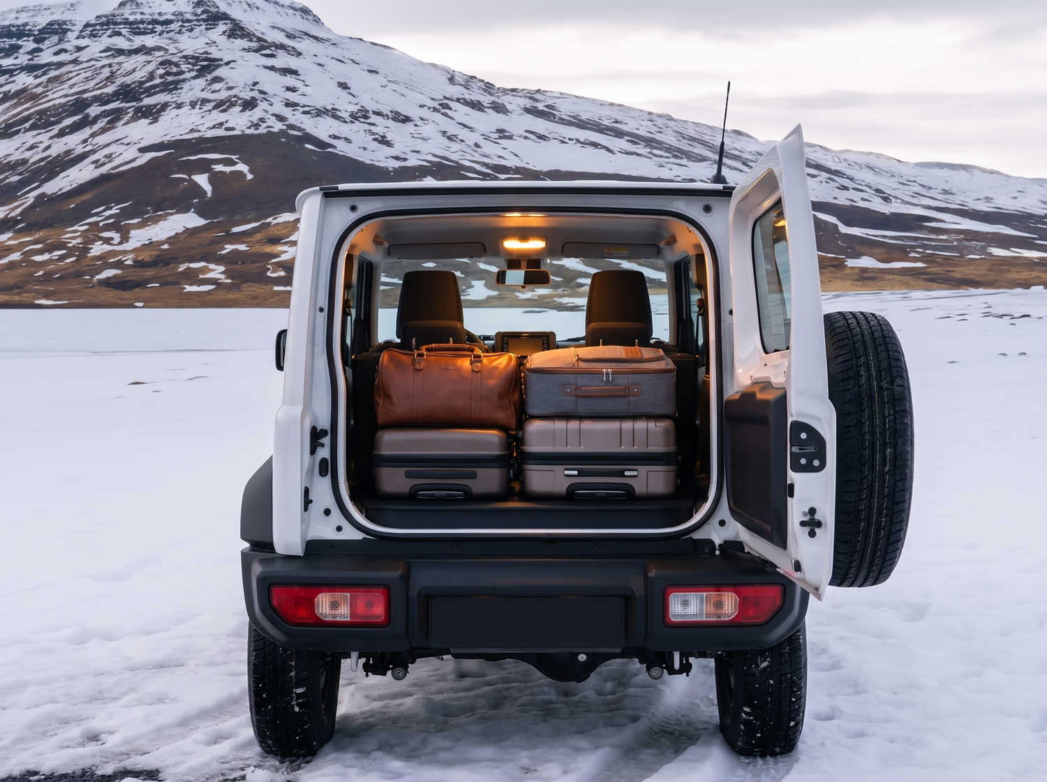 Suzuki Jimny. Dieser kompakte SUV in Island ist ideal für das Erkunden von schwierigem Gelände und abgelegenen Gebieten, und bietet ein aufregendes Offroad-Erlebnis auf den anspruchsvollen F-Straßen Islands.