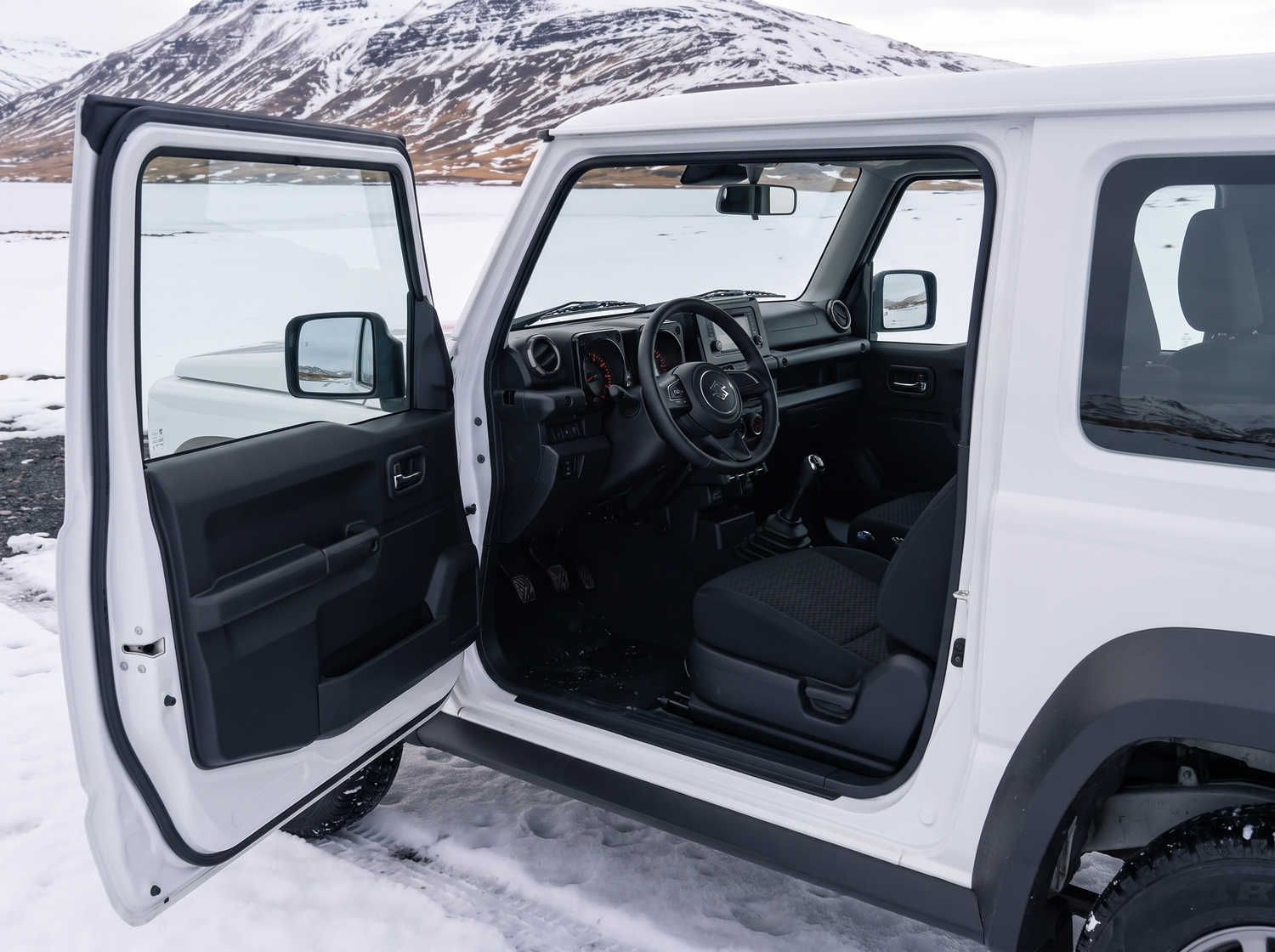 Suzuki Jimny. Dieser kompakte SUV in Island ist ideal für das Erkunden von schwierigem Gelände und abgelegenen Gebieten, und bietet ein aufregendes Offroad-Erlebnis auf den anspruchsvollen F-Straßen Islands.
