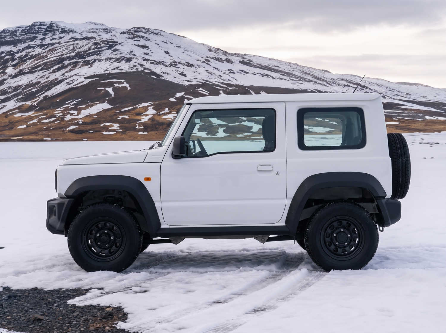 Suzuki Jimny. Dieser kompakte SUV in Island ist ideal für das Erkunden von schwierigem Gelände und abgelegenen Gebieten, und bietet ein aufregendes Offroad-Erlebnis auf den anspruchsvollen F-Straßen Islands.