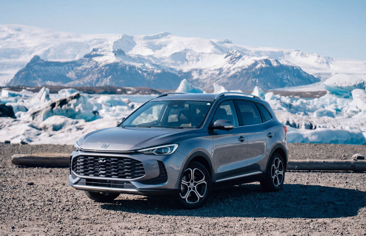 MG ZS . Mieten Sie diesen SUV in Island für eine reibungslose Fahrt auf der Ringstraße und in den Stadtstraßen, mit unbegrenzter Kilometerzahl und Vorderradantrieb für unterschiedliche Geländearten.