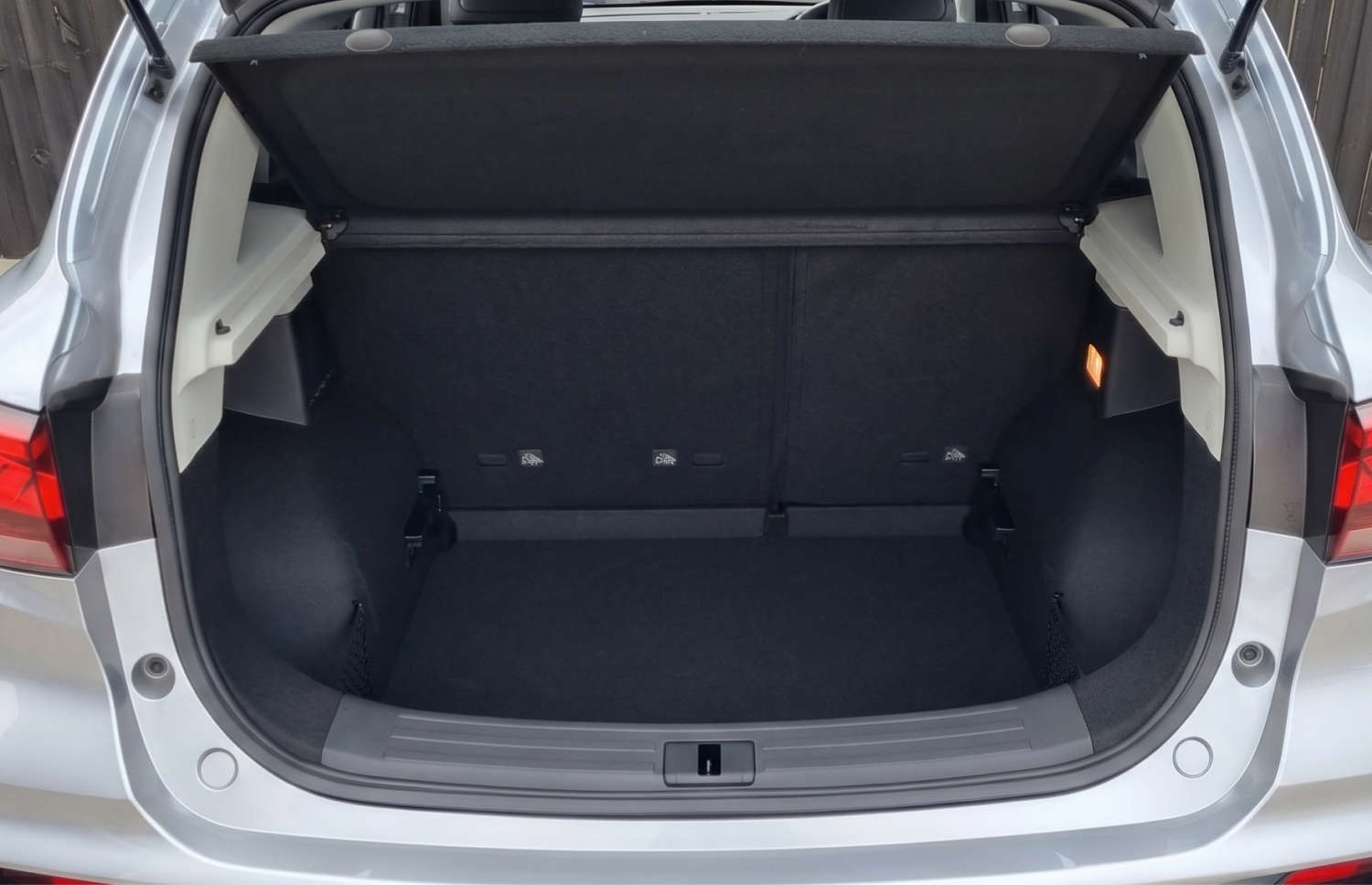 MG ZS . Mieten Sie diesen SUV in Island für eine reibungslose Fahrt auf der Ringstraße und in den Stadtstraßen, mit unbegrenzter Kilometerzahl und Vorderradantrieb für unterschiedliche Geländearten.