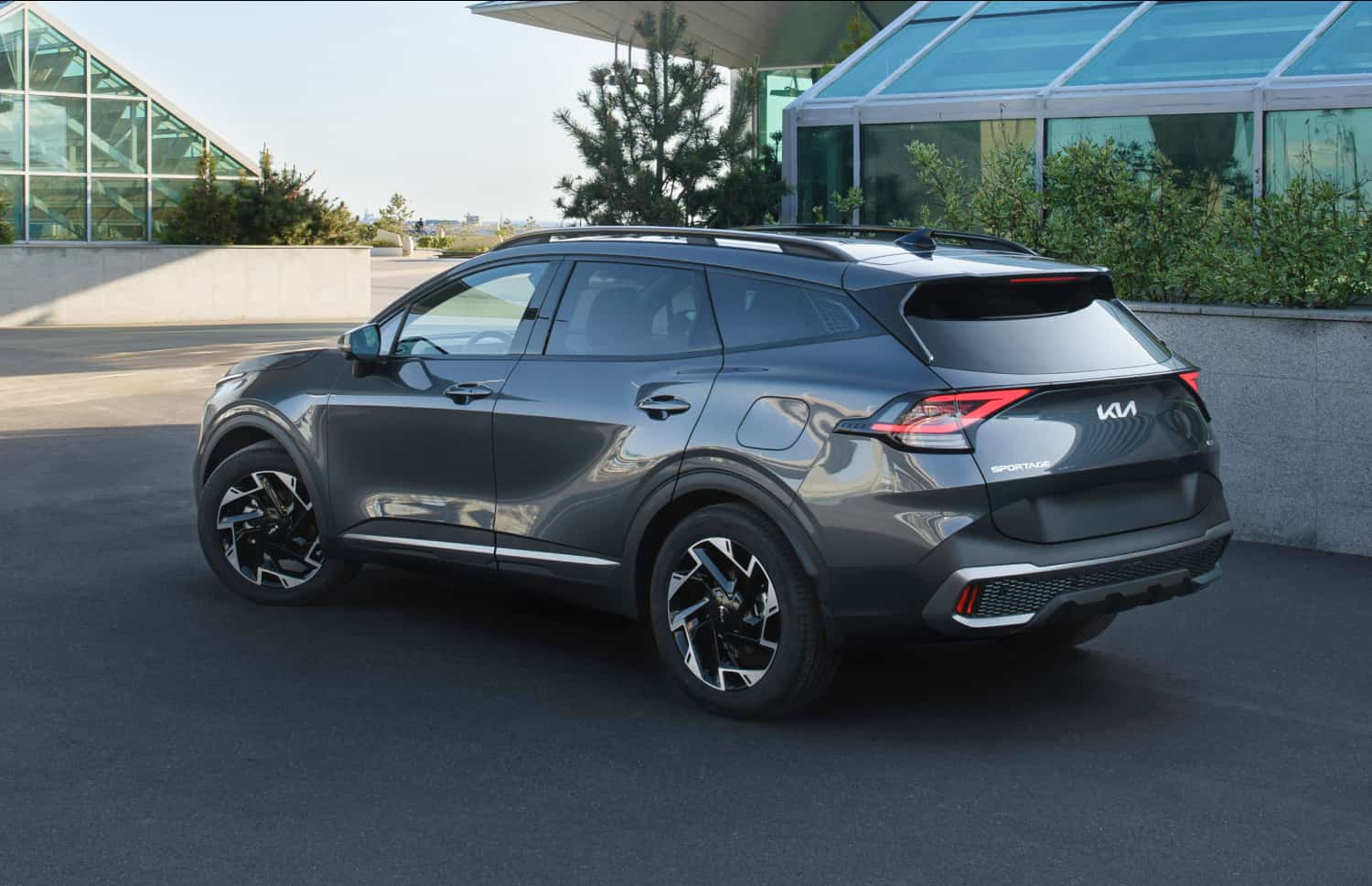 Kia Sportage. Ein geräumiges Mietfahrzeug für Island, das für isländische Wetterbedingungen und Schotterstraßen ausgelegt ist, mit viel Platz für Passagiere und Gepäck.