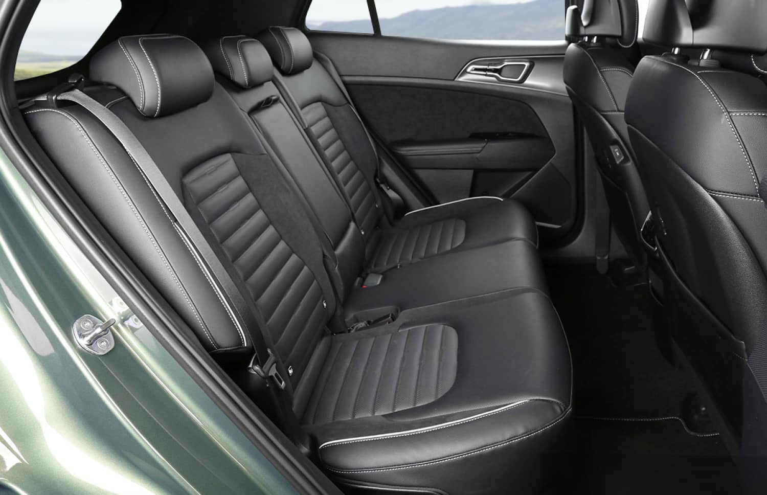 Kia Sportage. Ein geräumiges Mietfahrzeug für Island, das für isländische Wetterbedingungen und Schotterstraßen ausgelegt ist, mit viel Platz für Passagiere und Gepäck.