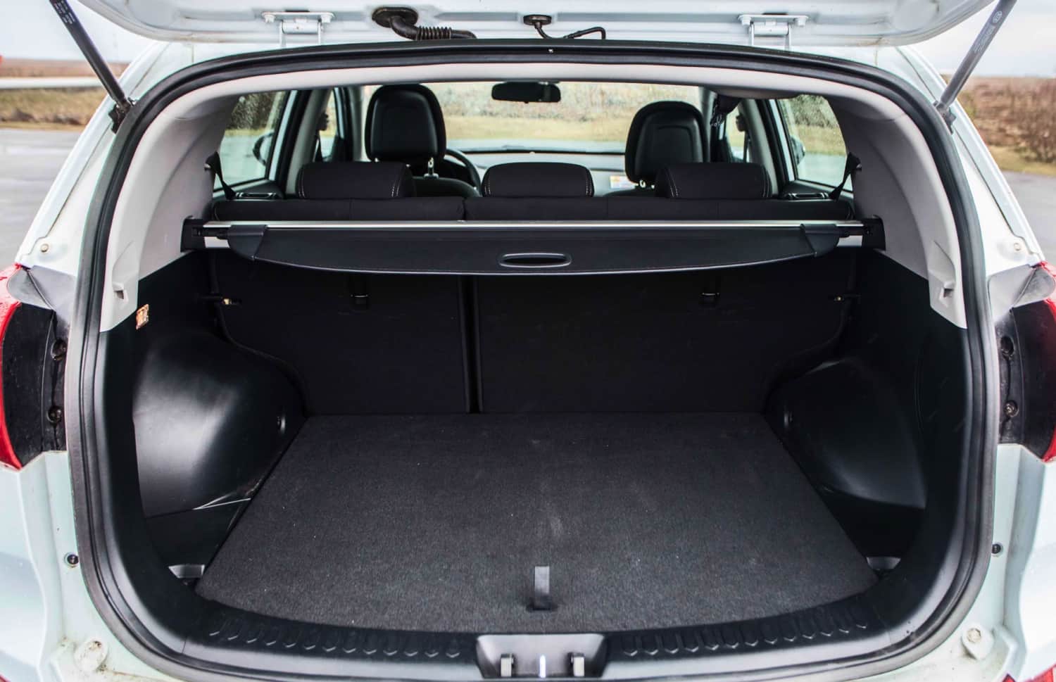 Kia Sportage. Ein geräumiges Mietfahrzeug für Island, das für isländische Wetterbedingungen und Schotterstraßen ausgelegt ist, mit viel Platz für Passagiere und Gepäck.