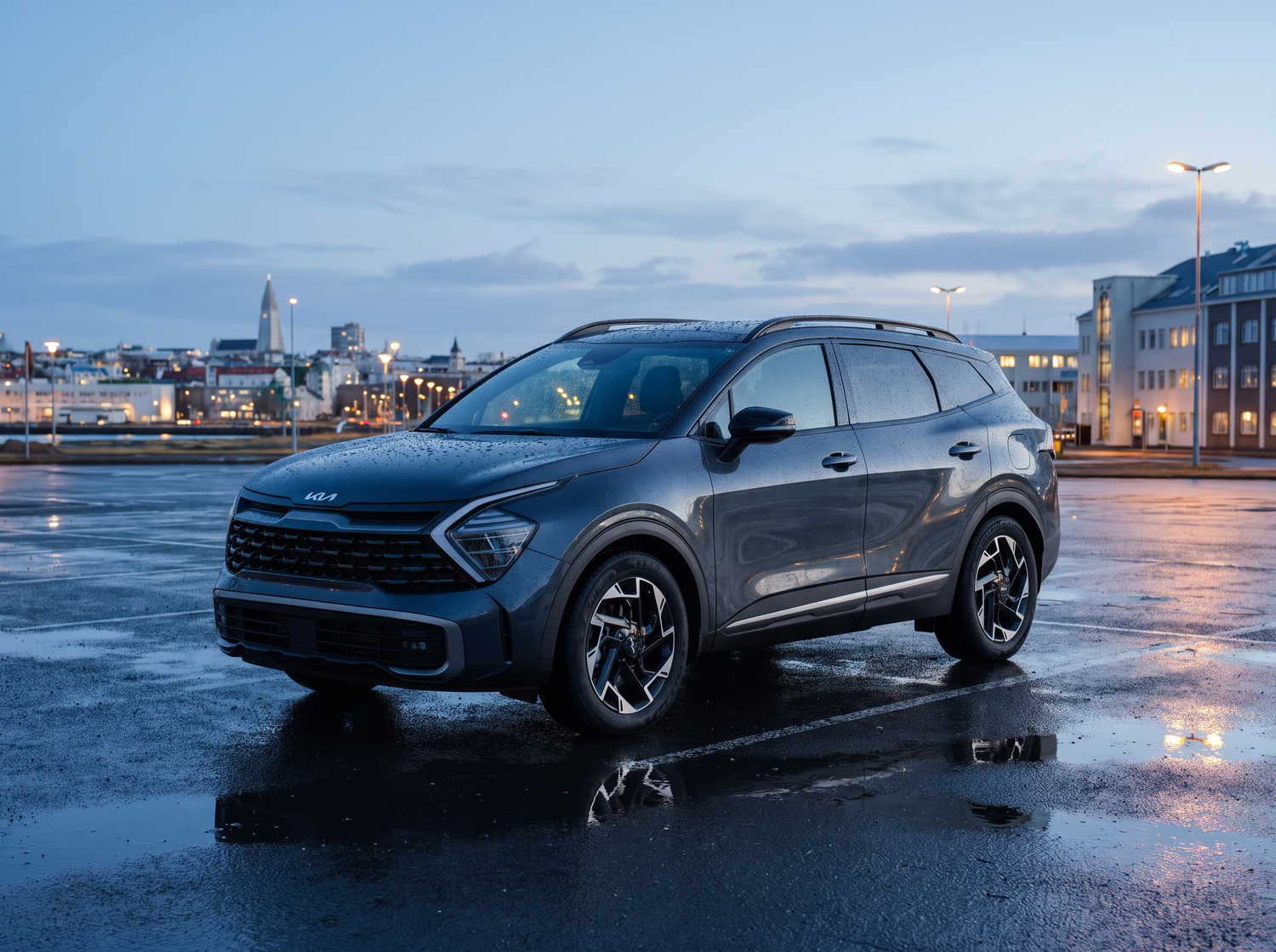 Kia Sportage. Ein geräumiges Mietfahrzeug für Island, das für isländische Wetterbedingungen und Schotterstraßen ausgelegt ist, mit viel Platz für Passagiere und Gepäck.