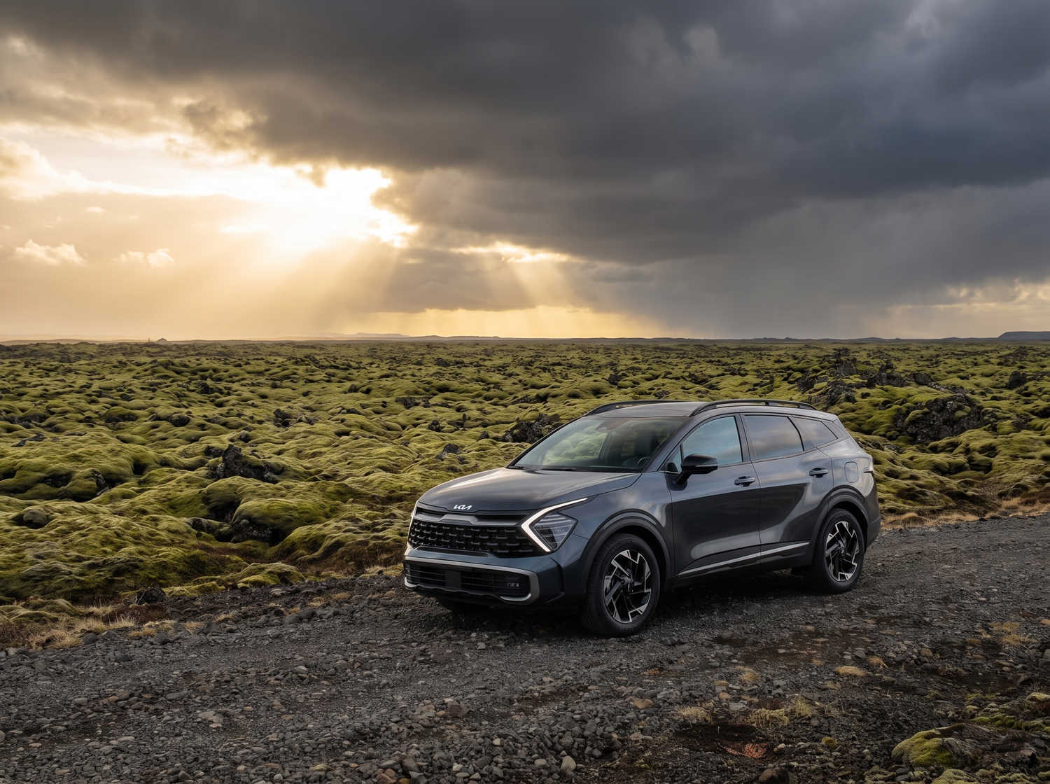 Kia Sportage. Ein geräumiges Mietfahrzeug für Island, das für isländische Wetterbedingungen und Schotterstraßen ausgelegt ist, mit viel Platz für Passagiere und Gepäck.