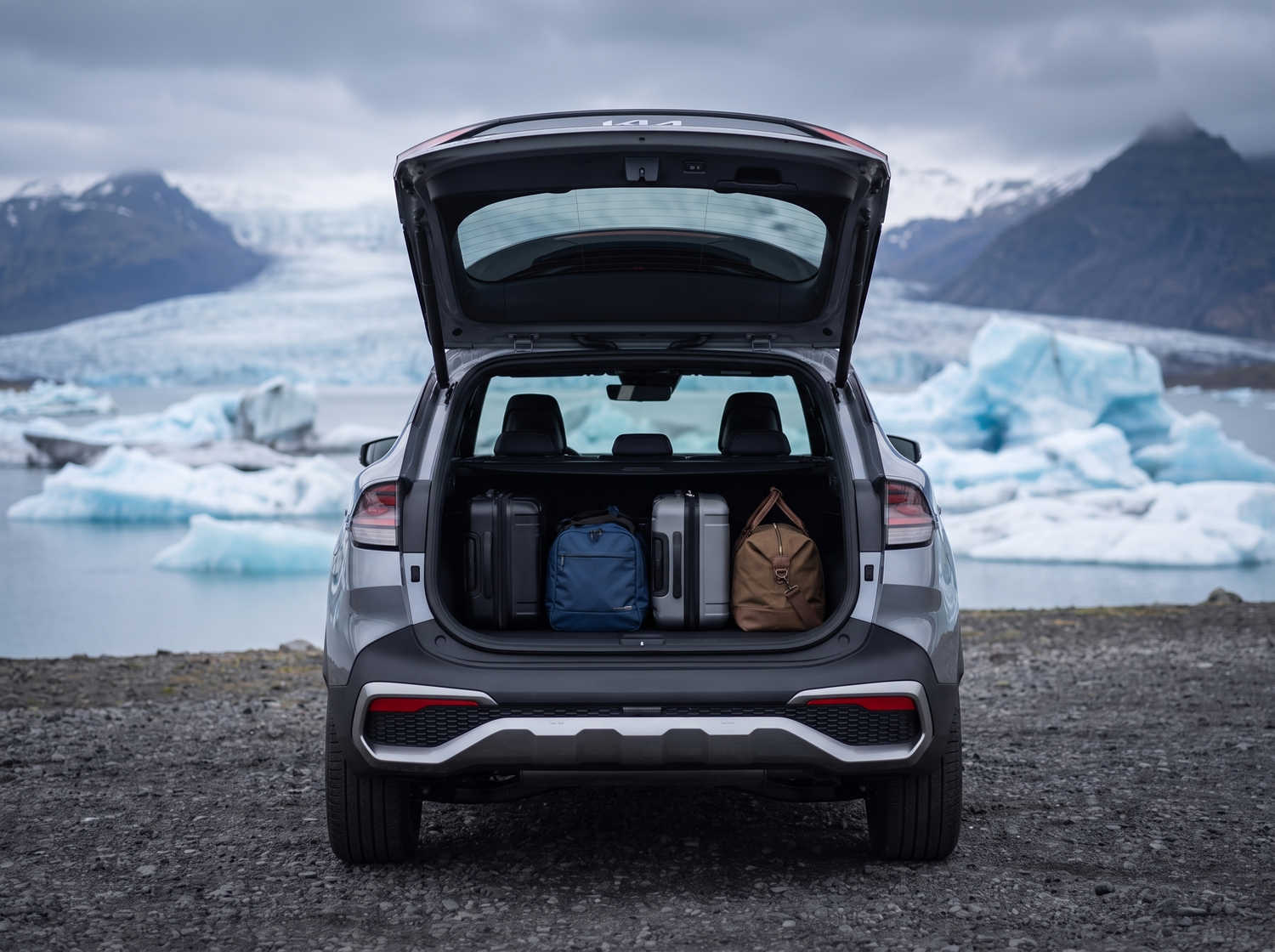 Kia Sportage. Ein geräumiges Mietfahrzeug für Island, das für isländische Wetterbedingungen und Schotterstraßen ausgelegt ist, mit viel Platz für Passagiere und Gepäck.