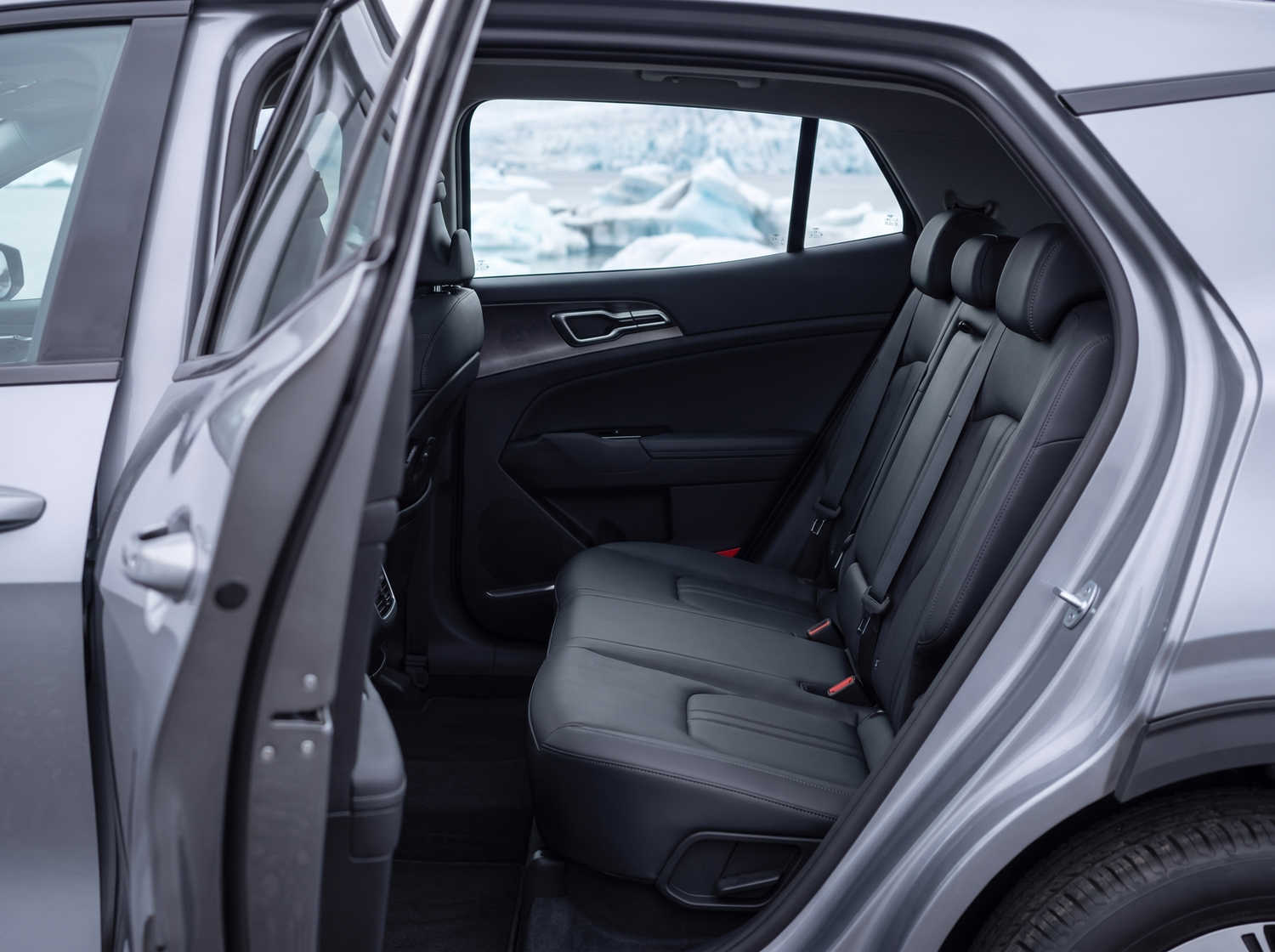 Kia Sportage. Ein geräumiges Mietfahrzeug für Island, das für isländische Wetterbedingungen und Schotterstraßen ausgelegt ist, mit viel Platz für Passagiere und Gepäck.