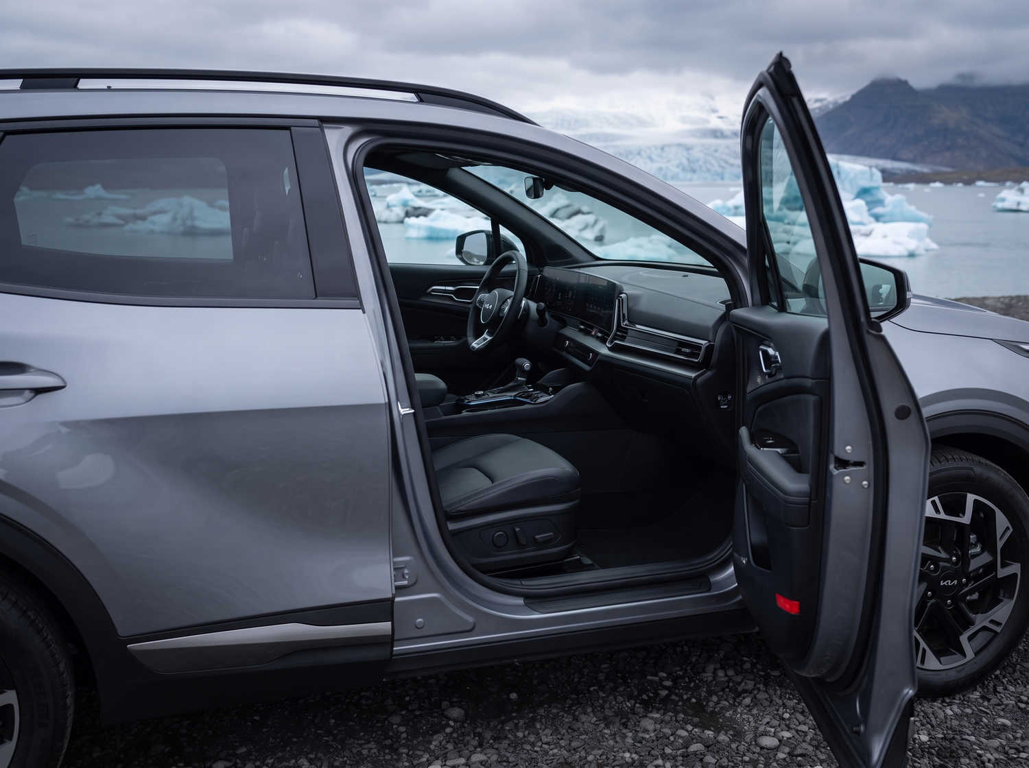 Kia Sportage. Ein geräumiges Mietfahrzeug für Island, das für isländische Wetterbedingungen und Schotterstraßen ausgelegt ist, mit viel Platz für Passagiere und Gepäck.