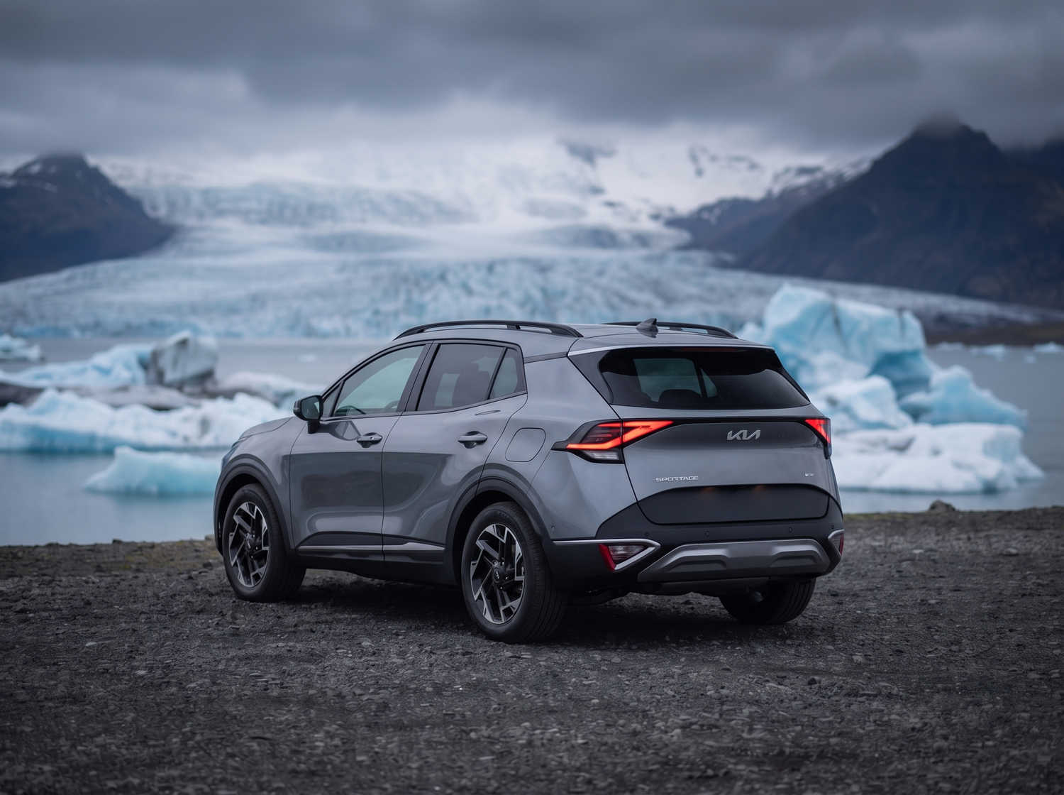 Kia Sportage. Ein geräumiges Mietfahrzeug für Island, das für isländische Wetterbedingungen und Schotterstraßen ausgelegt ist, mit viel Platz für Passagiere und Gepäck.