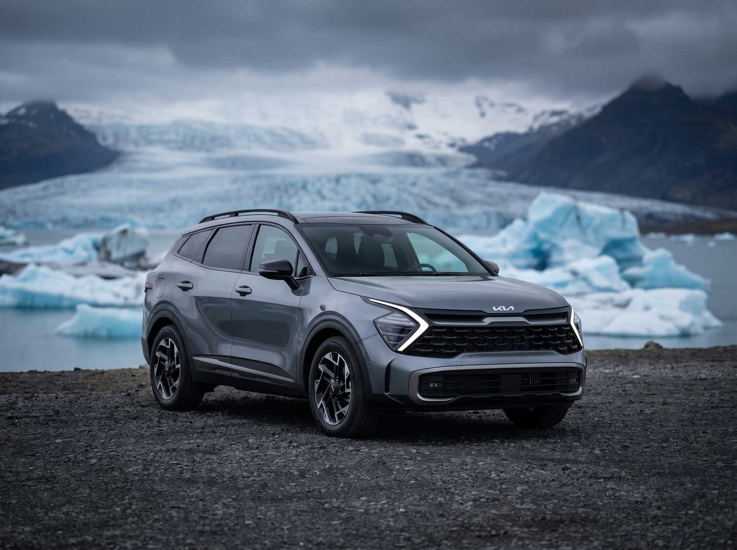 Kia Sportage. Ein geräumiges Mietfahrzeug für Island, das für isländische Wetterbedingungen und Schotterstraßen ausgelegt ist, mit viel Platz für Passagiere und Gepäck.