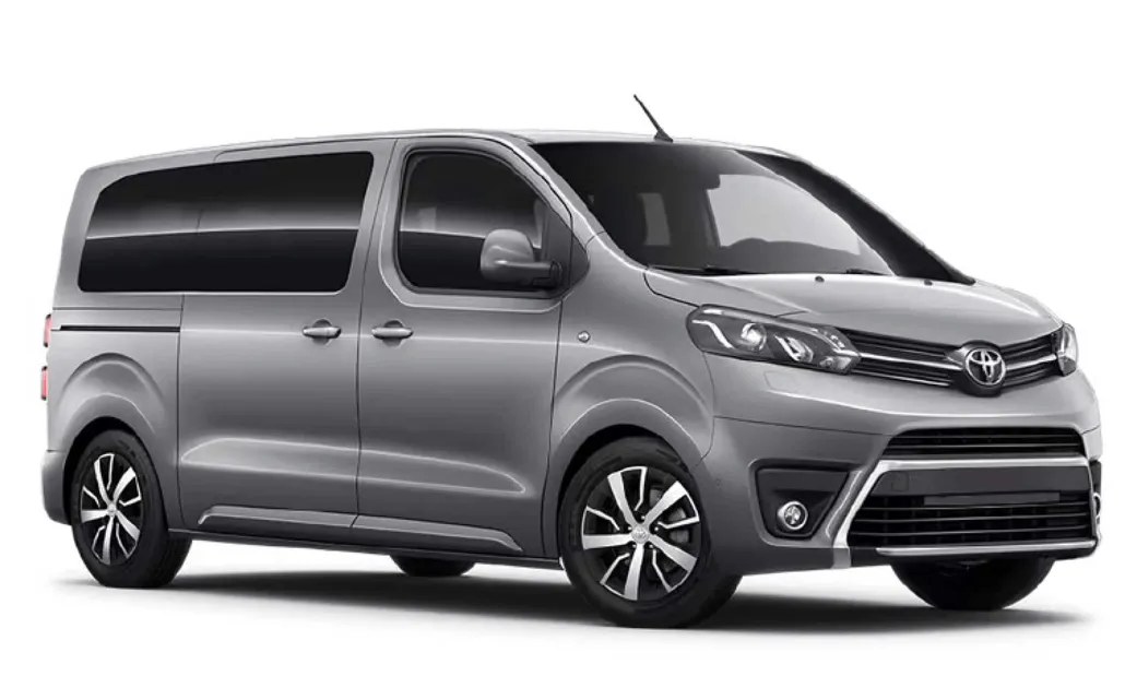 Silberner Toyota Proace 9-Sitzer-Van mit Automatikgetriebe, GPS, Bluetooth, Sitzheizung und USB-Ladegerät – ideal für Gruppenreisen in Island.