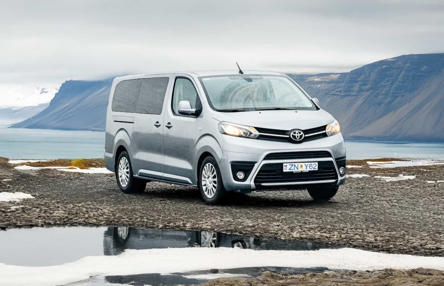 Silberner Toyota Proace 9-Sitzer-Van mit Automatikgetriebe, GPS, Bluetooth, Sitzheizung und USB-Ladegerät – ideal für Gruppenreisen in Island.