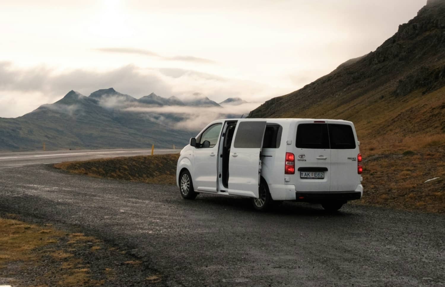 Silberner Toyota Proace 9-Sitzer-Van mit Automatikgetriebe, GPS, Bluetooth, Sitzheizung und USB-Ladegerät – ideal für Gruppenreisen in Island.