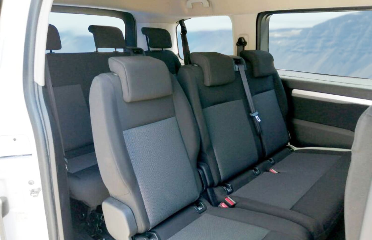 Silberner Toyota Proace 9-Sitzer-Van mit Automatikgetriebe, GPS, Bluetooth, Sitzheizung und USB-Ladegerät – ideal für Gruppenreisen in Island.