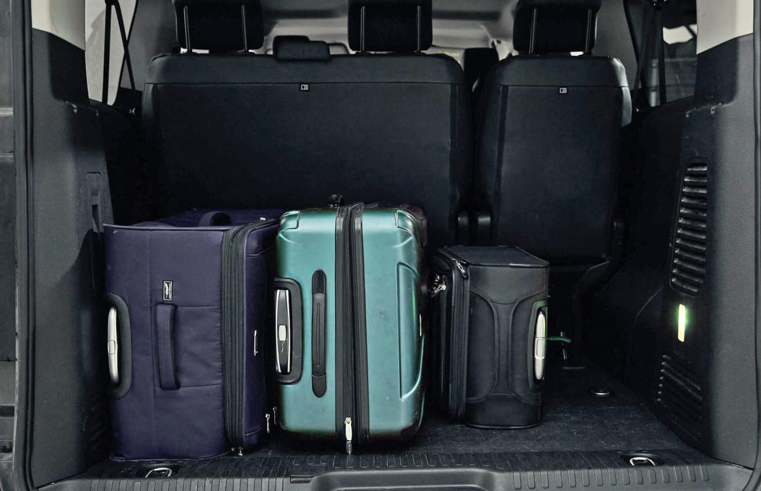 Silberner Toyota Proace 9-Sitzer-Van mit Automatikgetriebe, GPS, Bluetooth, Sitzheizung und USB-Ladegerät – ideal für Gruppenreisen in Island.