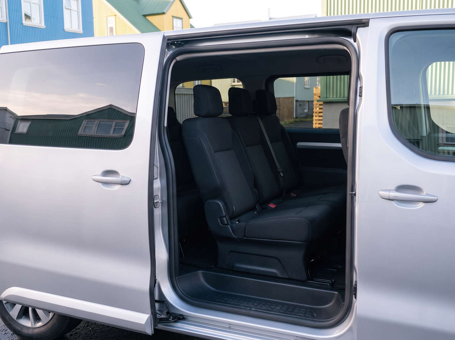 Silberner Toyota Proace 9-Sitzer-Van mit Automatikgetriebe, GPS, Bluetooth, Sitzheizung und USB-Ladegerät – ideal für Gruppenreisen in Island.