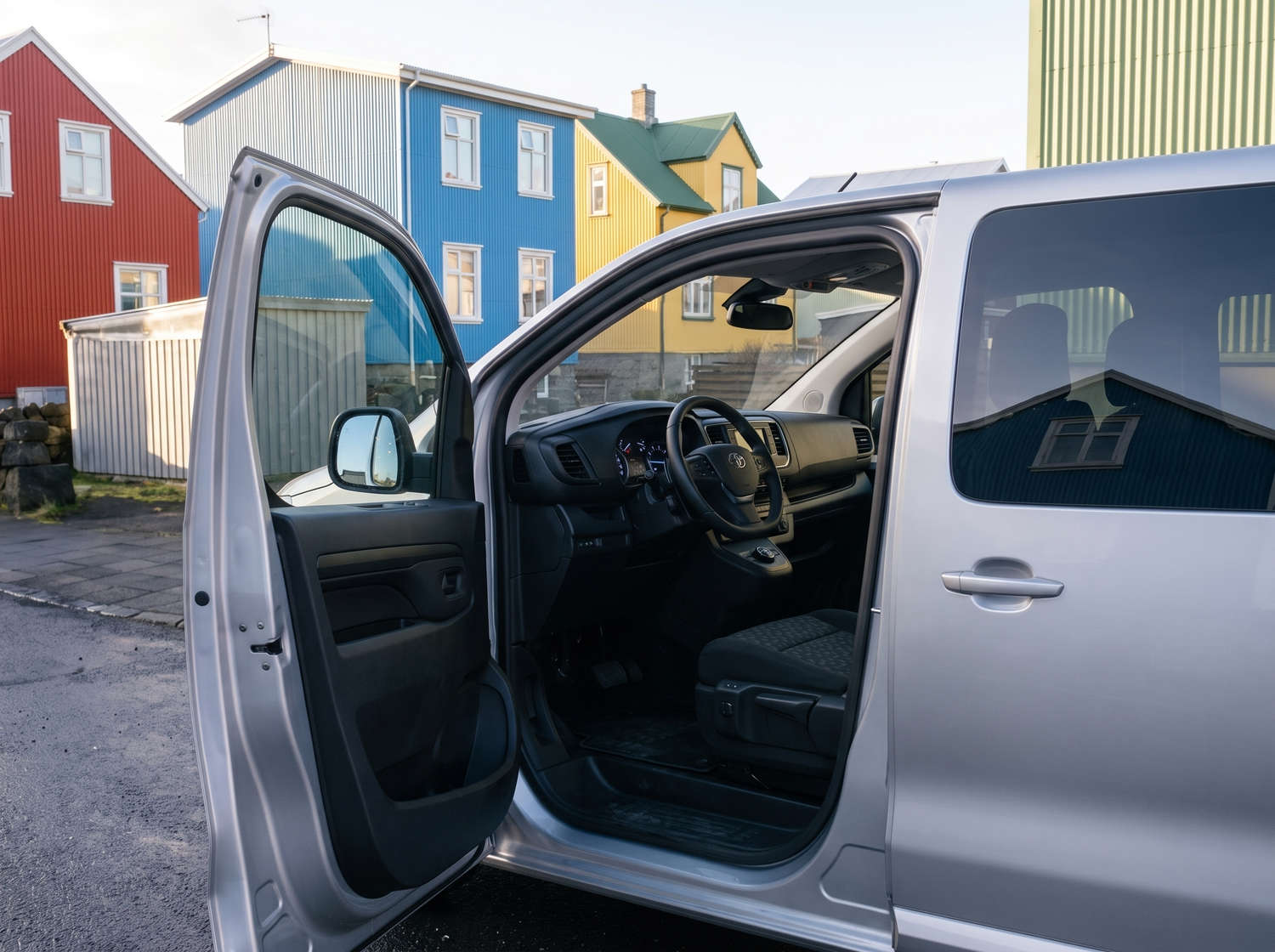 Silberner Toyota Proace 9-Sitzer-Van mit Automatikgetriebe, GPS, Bluetooth, Sitzheizung und USB-Ladegerät – ideal für Gruppenreisen in Island.