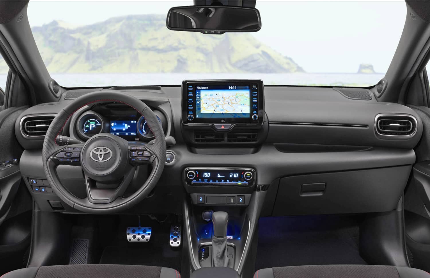 Roter Toyota Yaris Hybrid mit Automatikgetriebe, 5 Sitze, GPS, Rückfahrkamera und Platz für 2 Gepäckstücke – ideal für Reisen durch Island.