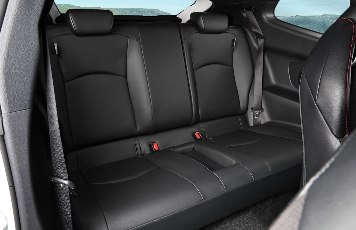 Roter Toyota Yaris Hybrid mit Automatikgetriebe, 5 Sitze, GPS, Rückfahrkamera und Platz für 2 Gepäckstücke – ideal für Reisen durch Island.