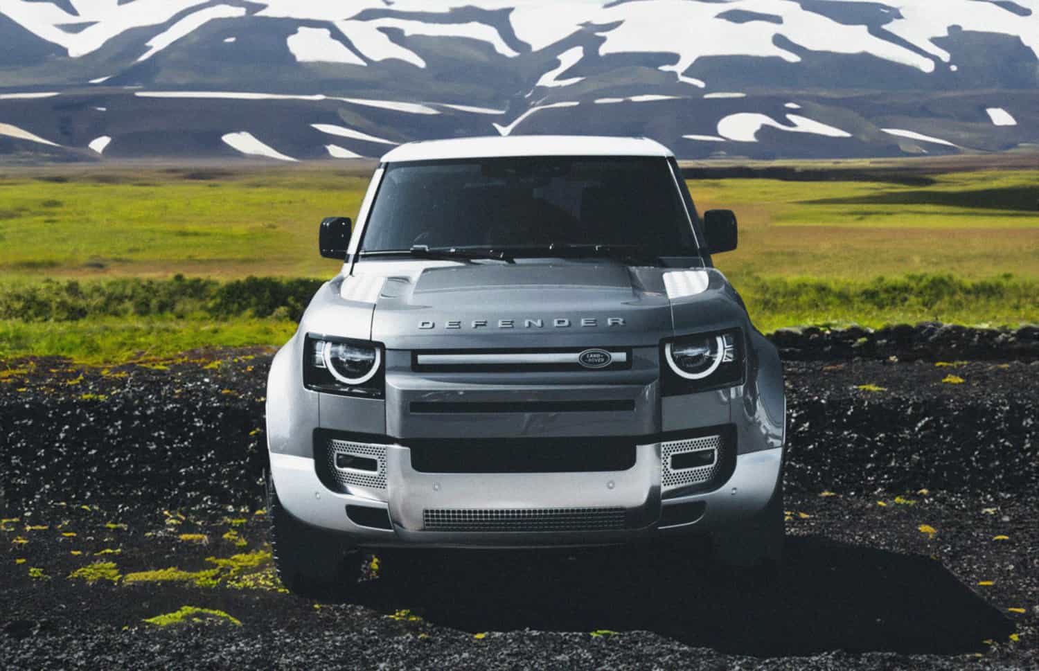 Grauer Land Rover Defender Luxus-4WD-SUV mit GPS, Sitzheizung, USB-Ladegerät und Rückfahrkamera – perfekt für Islands anspruchsvolles Gelände.