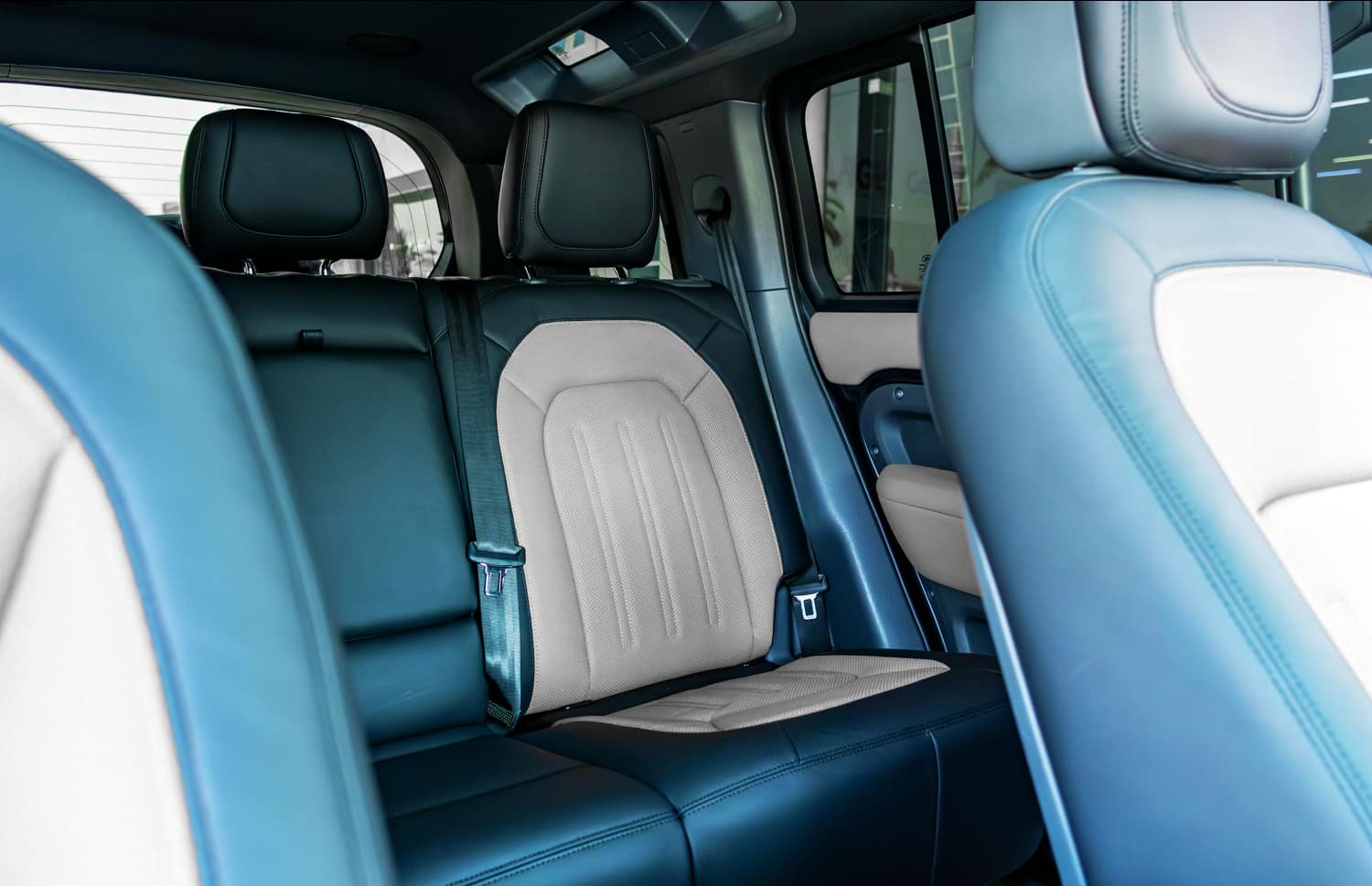 Grauer Land Rover Defender Luxus-4WD-SUV mit GPS, Sitzheizung, USB-Ladegerät und Rückfahrkamera – perfekt für Islands anspruchsvolles Gelände.