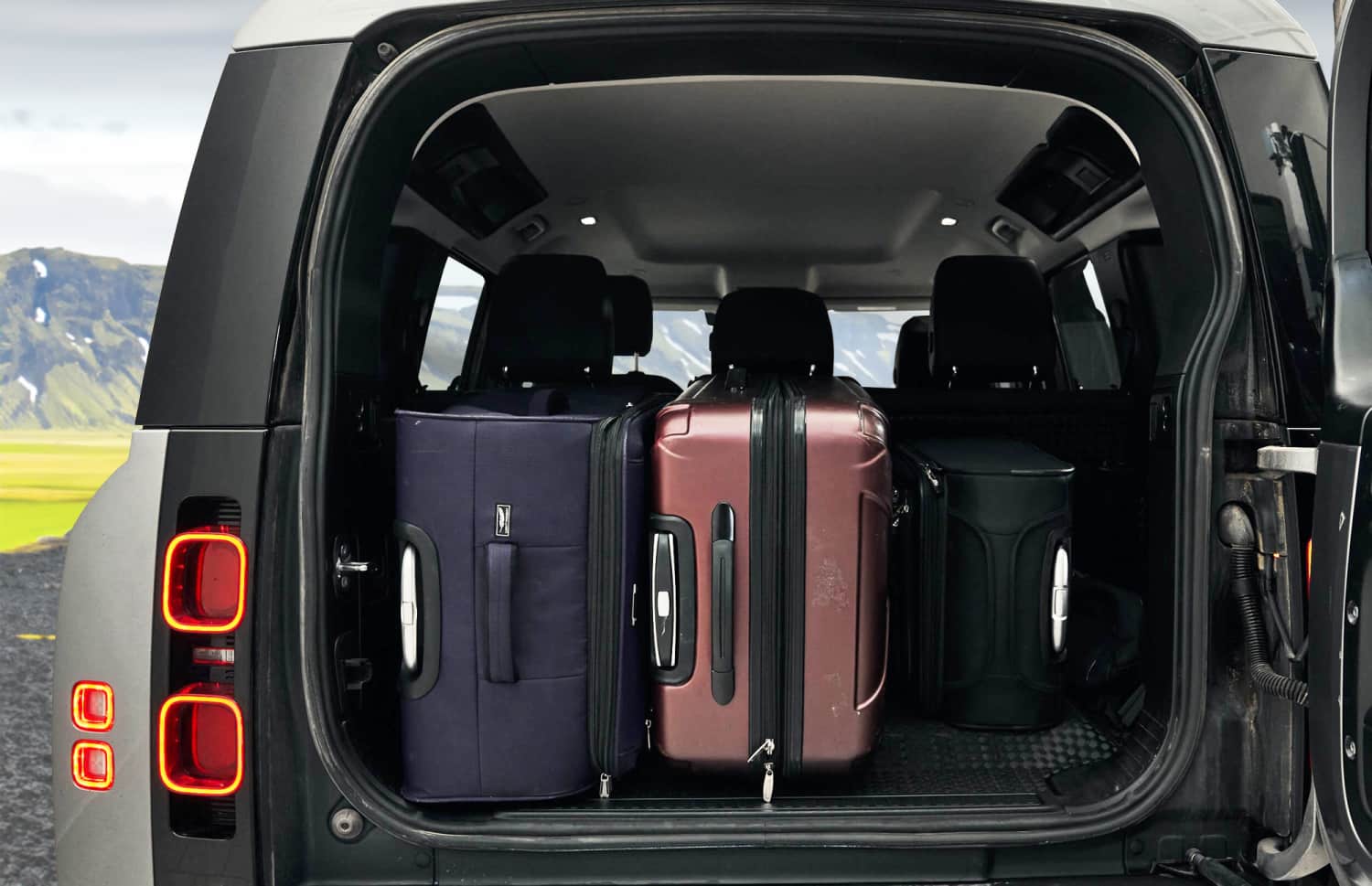 Grauer Land Rover Defender Luxus-4WD-SUV mit GPS, Sitzheizung, USB-Ladegerät und Rückfahrkamera – perfekt für Islands anspruchsvolles Gelände.