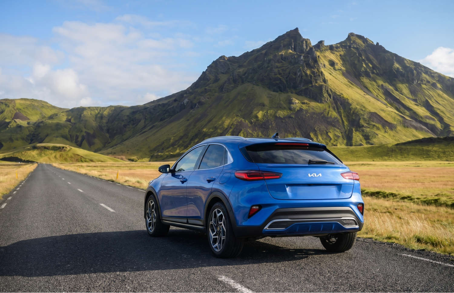 Leuchtend gelber Kia XCeed Automatik-Crossover mit GPS, Rückfahrkamera und Sitzheizung; Platz für 5 Personen und 2 Gepäckstücke – ideal für Reisen in Island.