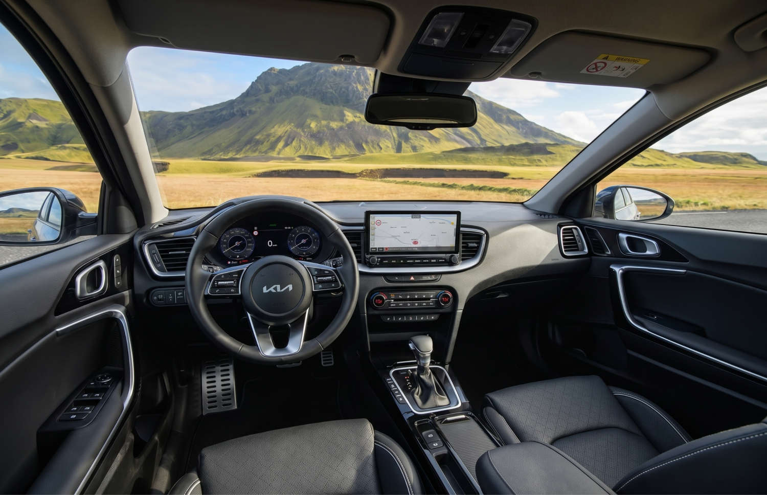 Leuchtend gelber Kia XCeed Automatik-Crossover mit GPS, Rückfahrkamera und Sitzheizung; Platz für 5 Personen und 2 Gepäckstücke – ideal für Reisen in Island.