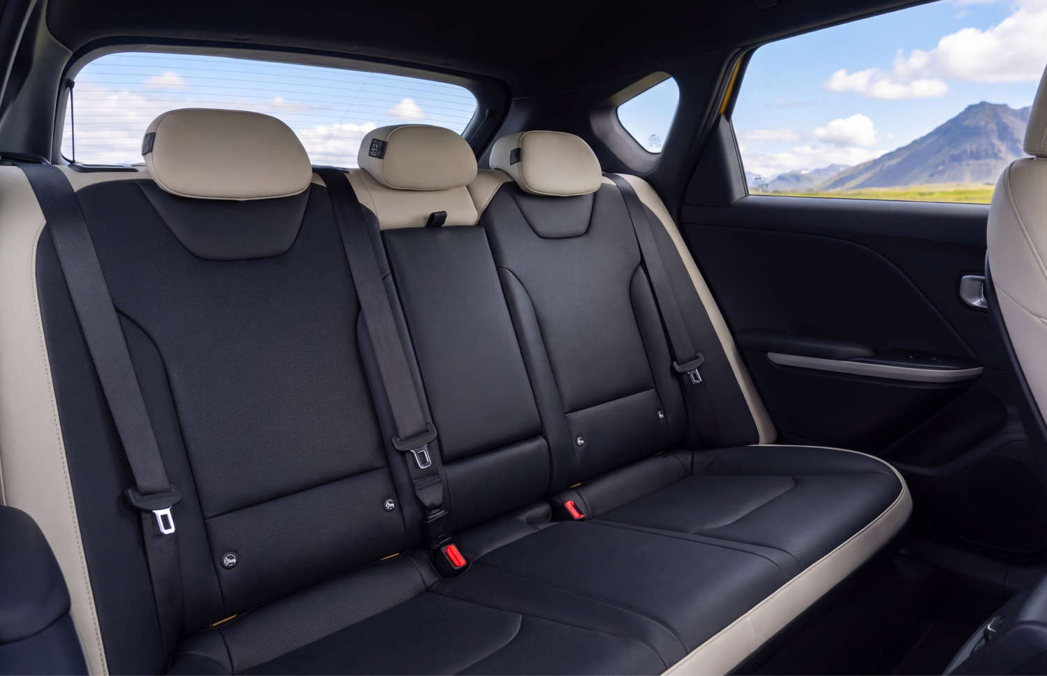 Leuchtend gelber Kia XCeed Automatik-Crossover mit GPS, Rückfahrkamera und Sitzheizung; Platz für 5 Personen und 2 Gepäckstücke – ideal für Reisen in Island.