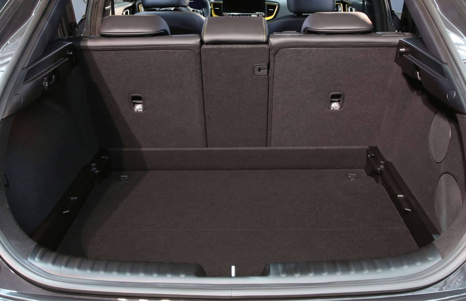 Leuchtend gelber Kia XCeed Automatik-Crossover mit GPS, Rückfahrkamera und Sitzheizung; Platz für 5 Personen und 2 Gepäckstücke – ideal für Reisen in Island.