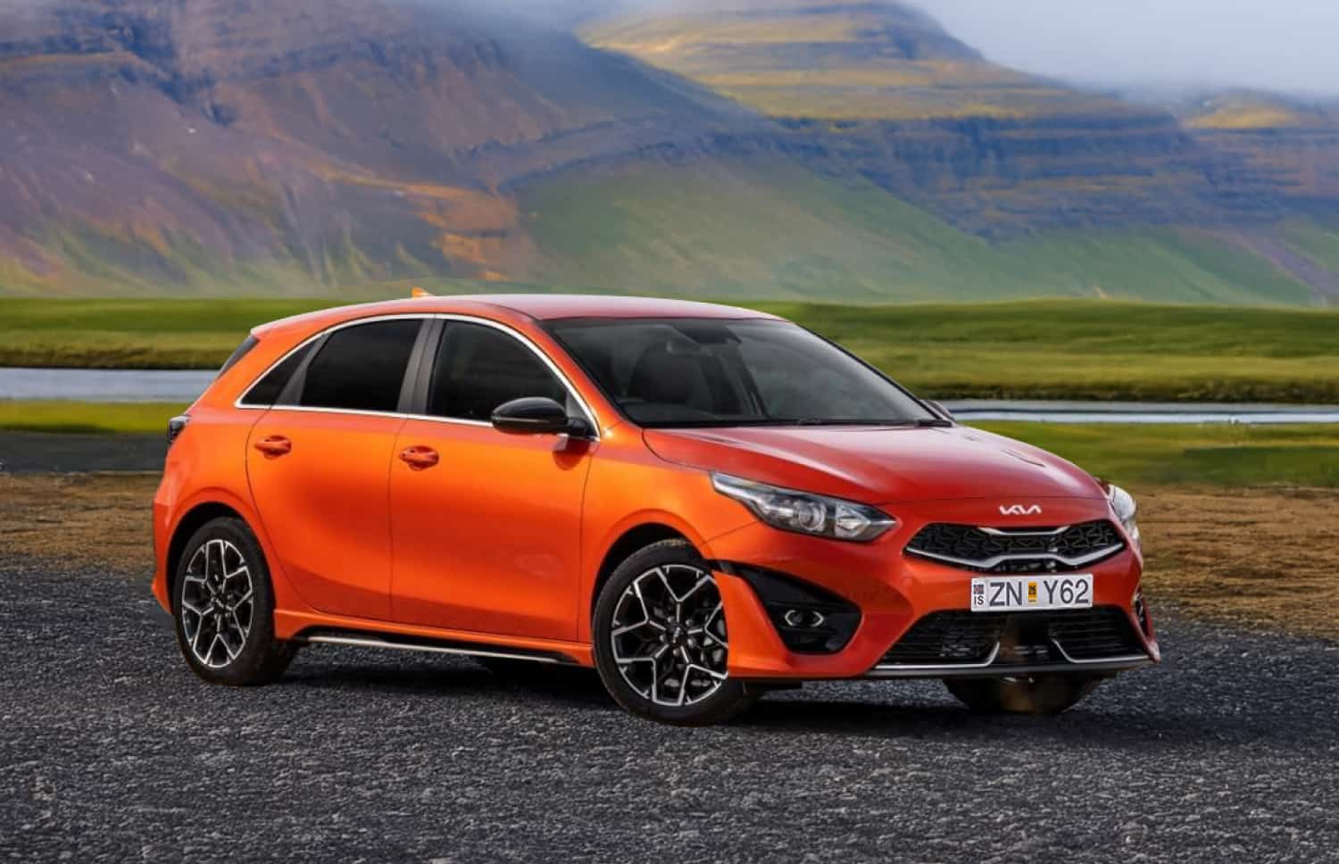 Dunkelgrauer Kia Cee’d Hatchback mit Schaltgetriebe, GPS, Rückfahrkamera und Sitzheizung – ideal für 5 Personen und 3 Gepäckstücke in Island.