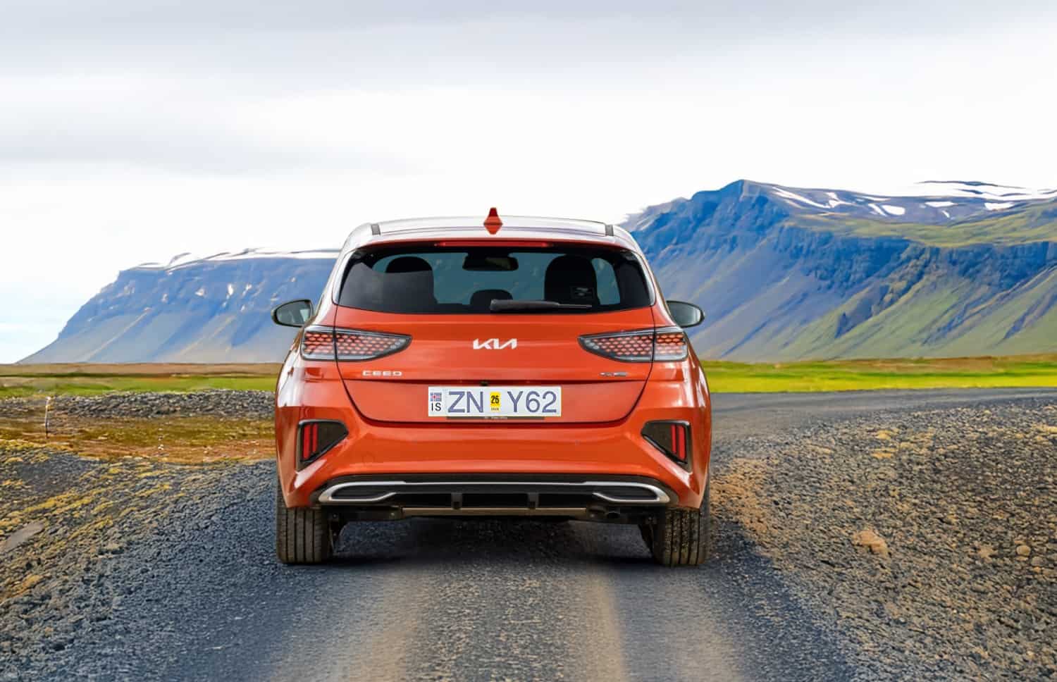 Dunkelgrauer Kia Cee’d Hatchback mit Schaltgetriebe, GPS, Rückfahrkamera und Sitzheizung – ideal für 5 Personen und 3 Gepäckstücke in Island.
