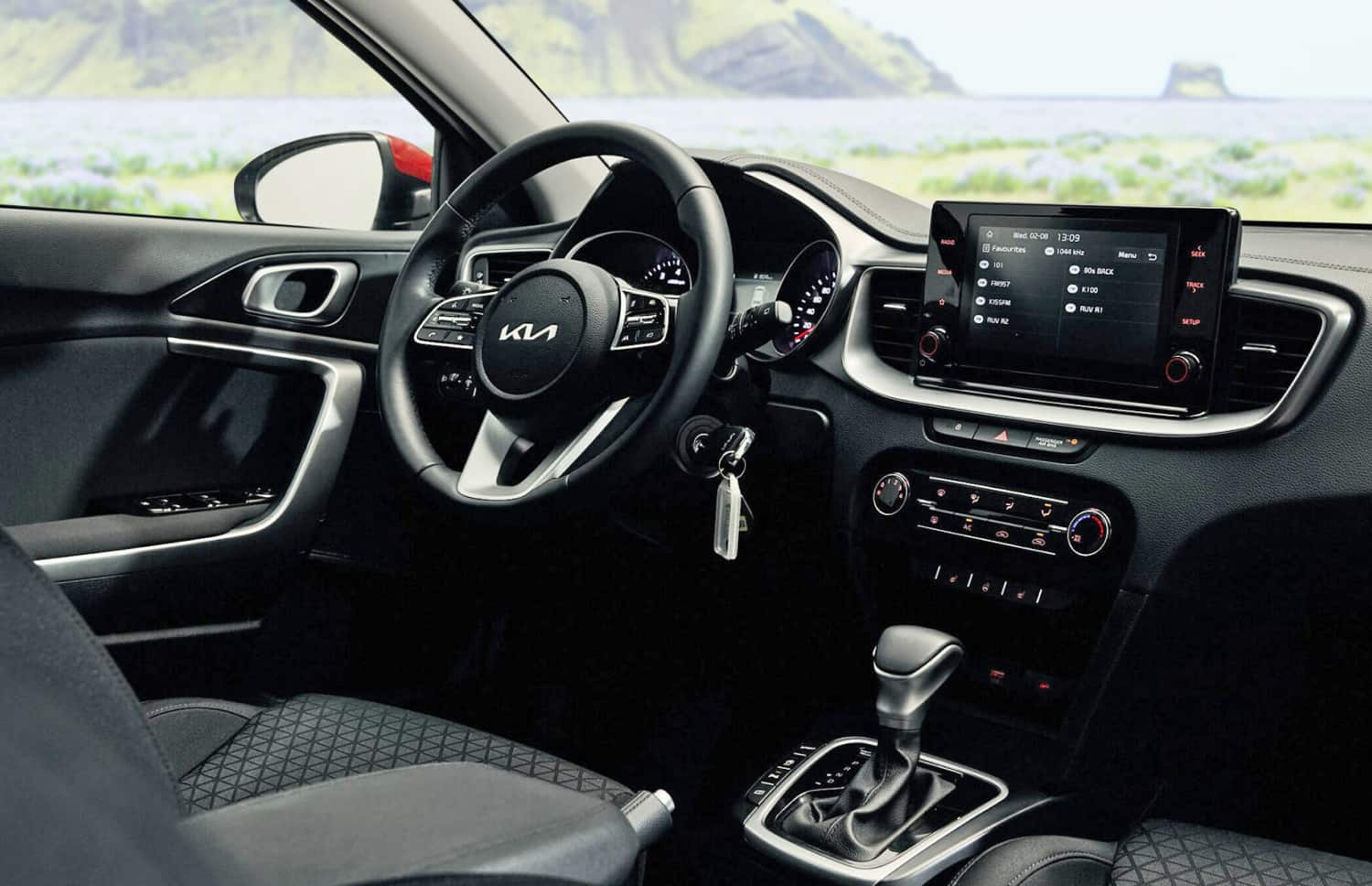 Dunkelgrauer Kia Cee’d Hatchback mit Schaltgetriebe, GPS, Rückfahrkamera und Sitzheizung – ideal für 5 Personen und 3 Gepäckstücke in Island.
