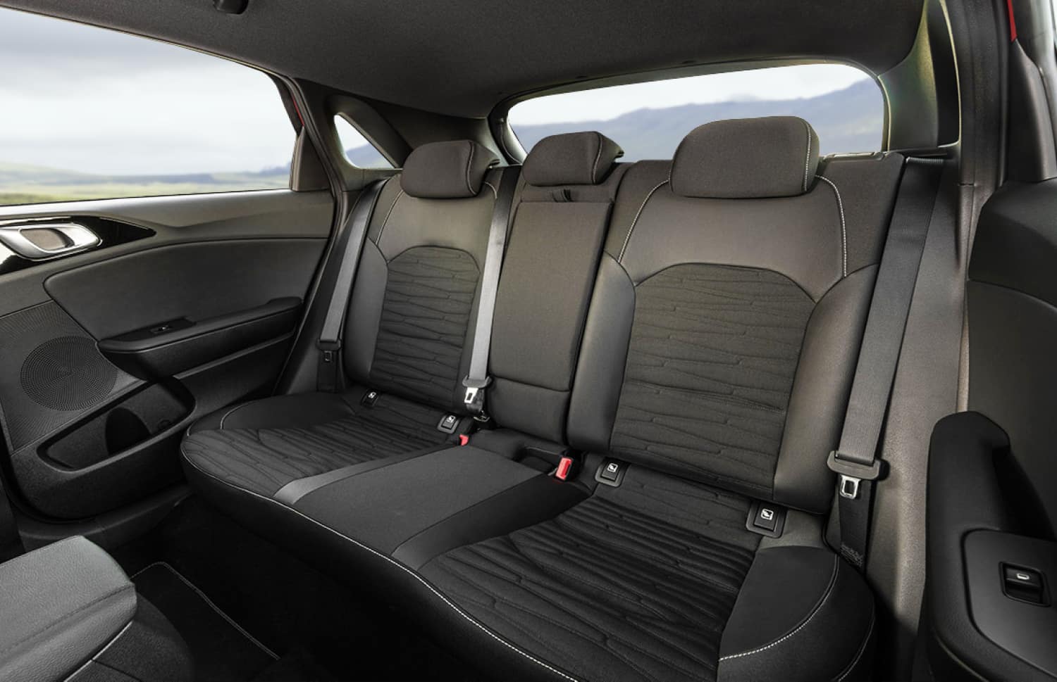 Dunkelgrauer Kia Cee’d Hatchback mit Schaltgetriebe, GPS, Rückfahrkamera und Sitzheizung – ideal für 5 Personen und 3 Gepäckstücke in Island.