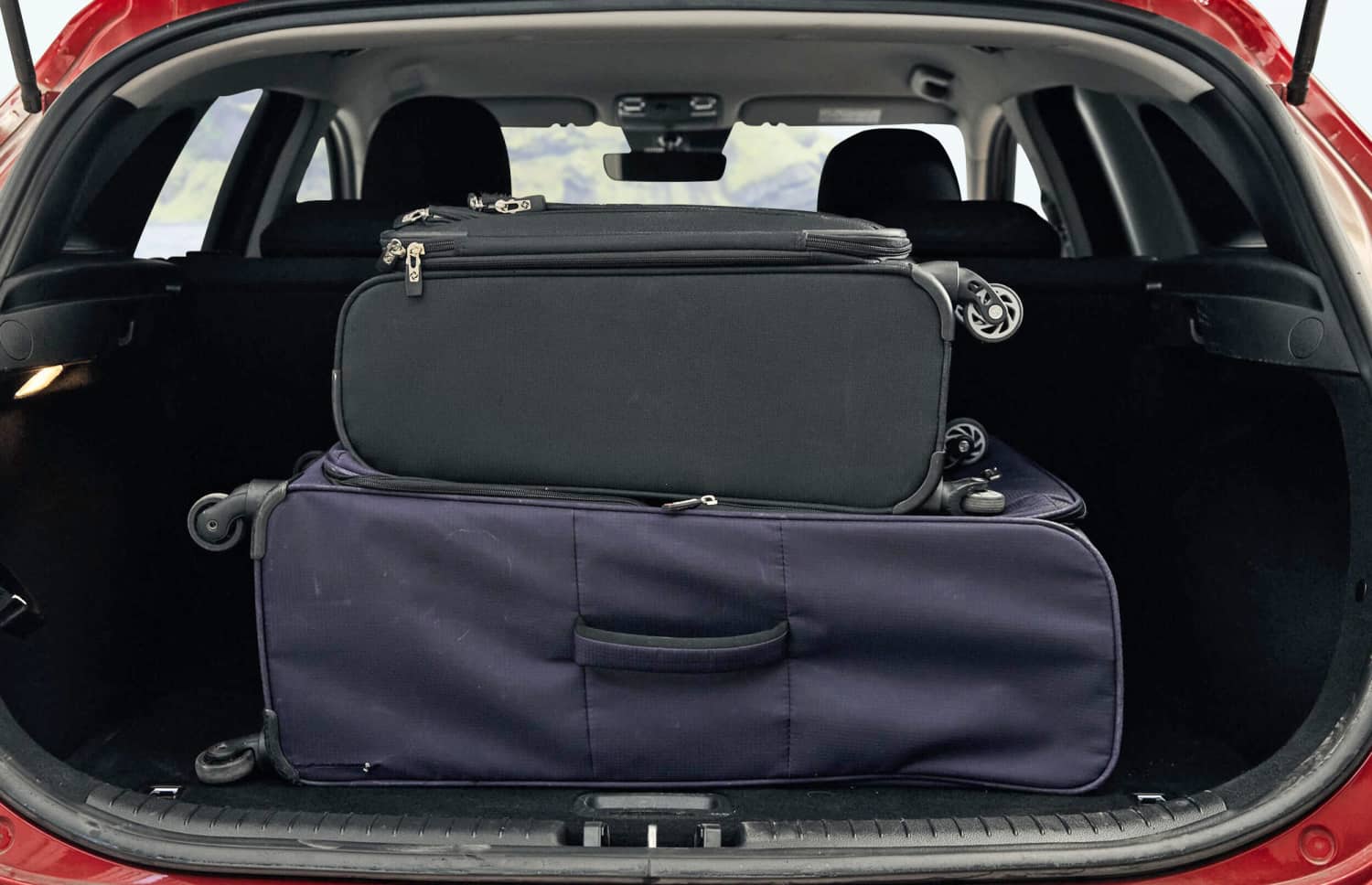 Dunkelgrauer Kia Cee’d Hatchback mit Schaltgetriebe, GPS, Rückfahrkamera und Sitzheizung – ideal für 5 Personen und 3 Gepäckstücke in Island.